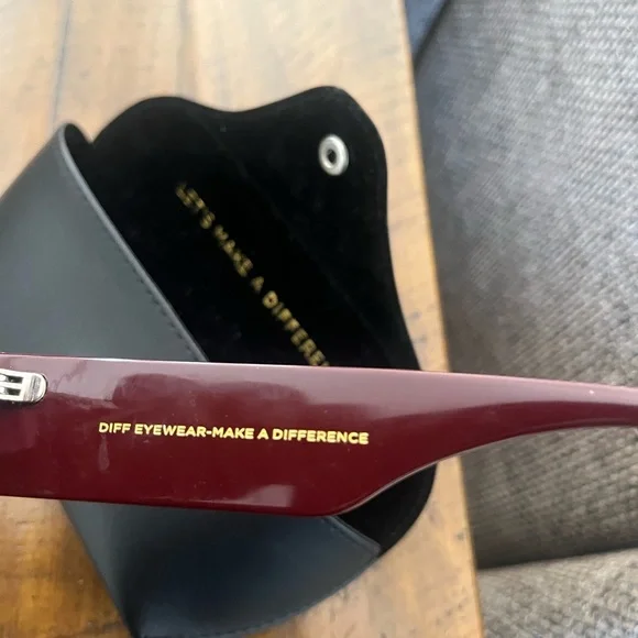 Diff Arden Sunglasses with case - Picture 5 of 6